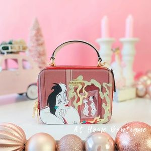 👜 COACH 🌺Disney X Coach Box Crossbody With Cruella Motif